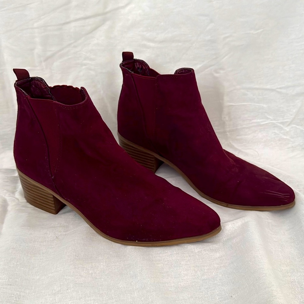 Brand: Wet seal 
Style: pointed toe red dress 
Shoe size 6.